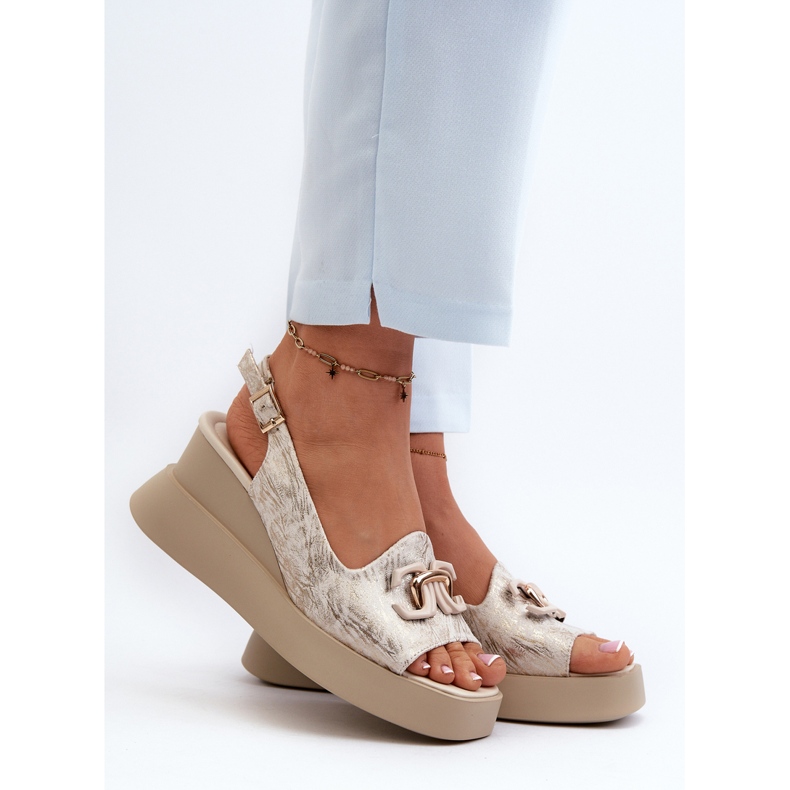 Naisten sandaalit lavalla ja kiilalla kultaisella koristeella Janesca kultainen 2