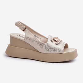 Naisten sandaalit lavalla ja kiilalla kultaisella koristeella Janesca kultainen 1