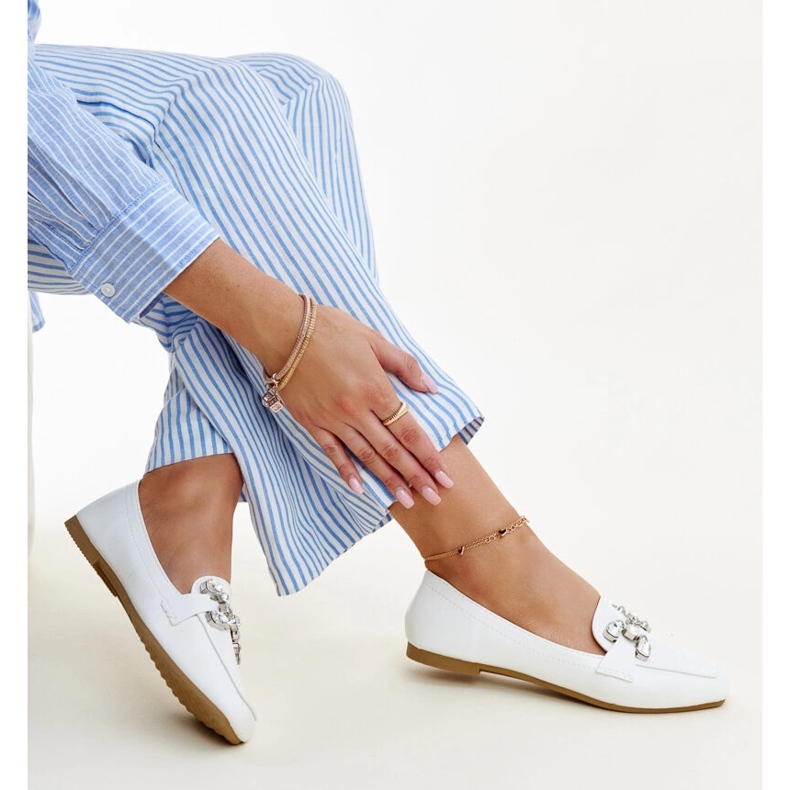 Valkoiset mokasiinit, joissa zirkoniummali-solki valkoinen 1