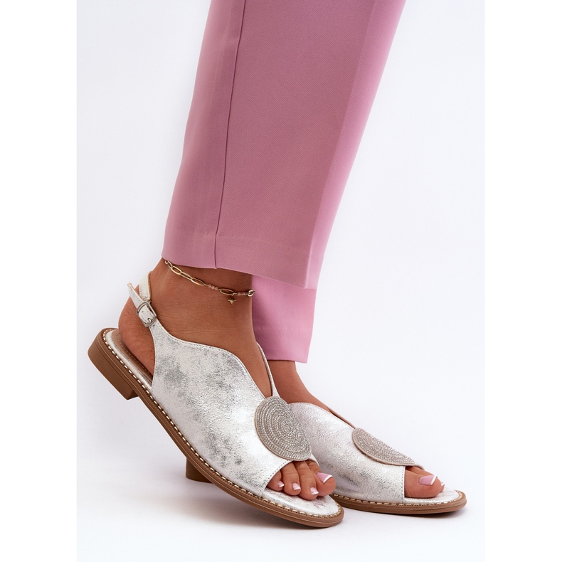 Naisten sandaalit, joissa on koristelu tasakorkokengissä S.Barski KV24-057 hopea 2