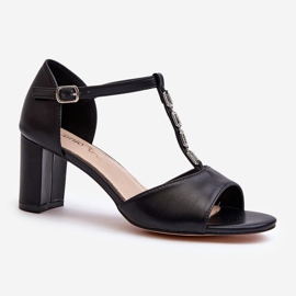 Naisten sandaalit korkokengillä koristeellisella hihnalla, ekonahkaa, musta triavera 1