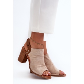 Naisten harjakattoiset sandaalit korkeakorkoisella beigellä Roscalla 2