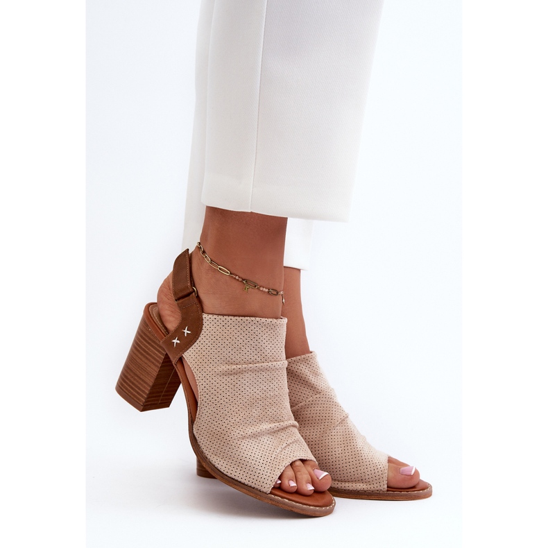Naisten harjakattoiset sandaalit korkeakorkoisella beigellä Roscalla 2