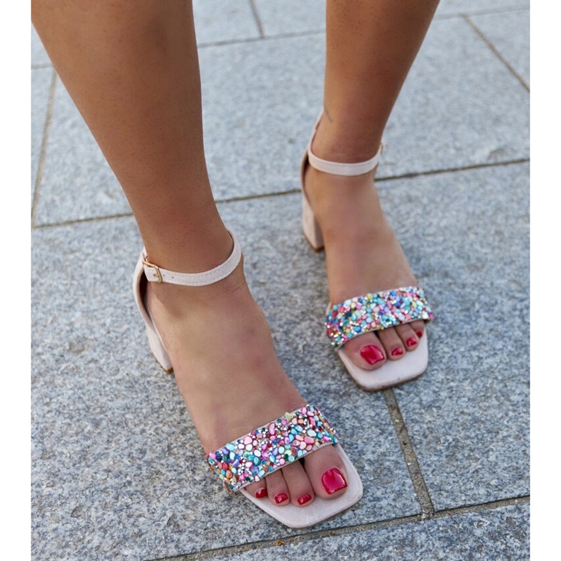 Korkeakorkoiset sandaalit värikkäillä Ghuson-kivillä beige 1