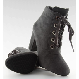 Harmaat harmaat saappaat leveillä koroilla 1