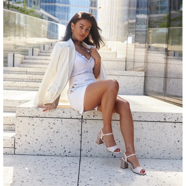 Sandaalit, joissa nahkainen sisäosa korkealla kantapäällä beige 2