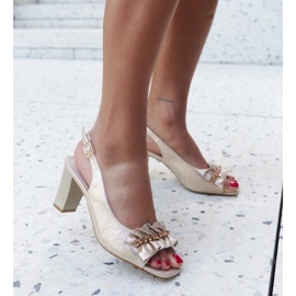 Mukaram korkokengät sandaalit koristeellisella röyhelöllä beige 1