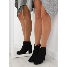 Mustat korkeakorkoiset saappaat mustilla napeilla 2