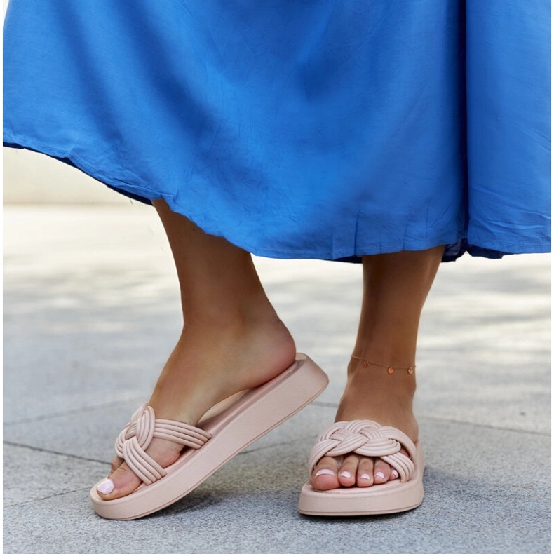 Ferrein beigenväriset kumitossut 2