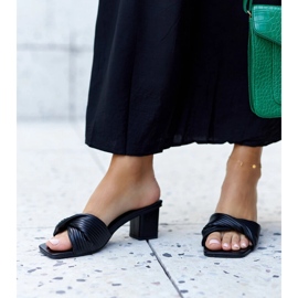 Mustat Batari korkeakorkoiset varvastossut 1