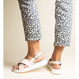 Beige Burnet sandaalit alustalla 1