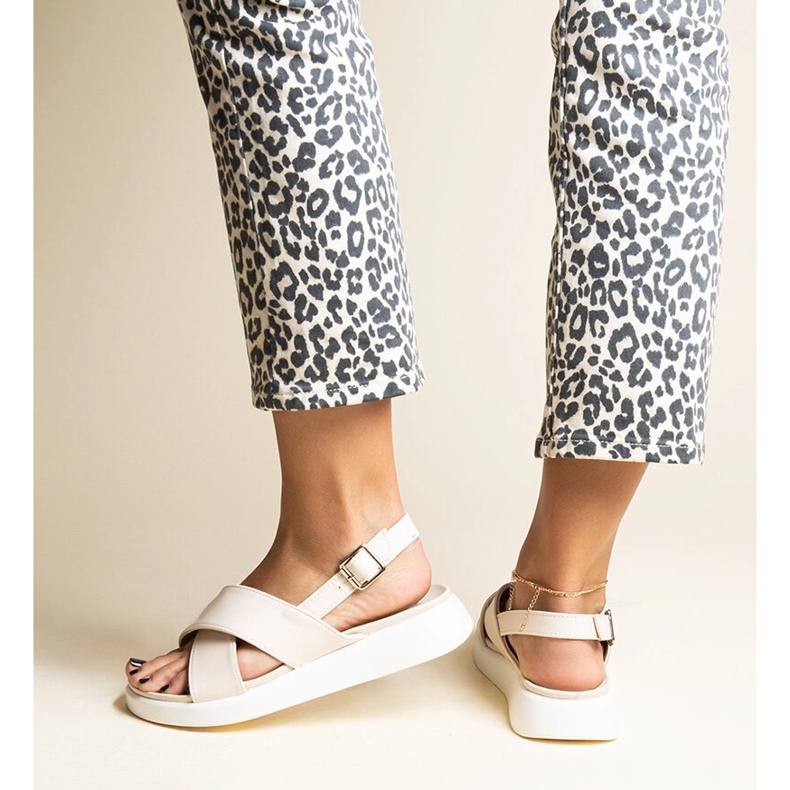 Beige Burnet sandaalit alustalla 1