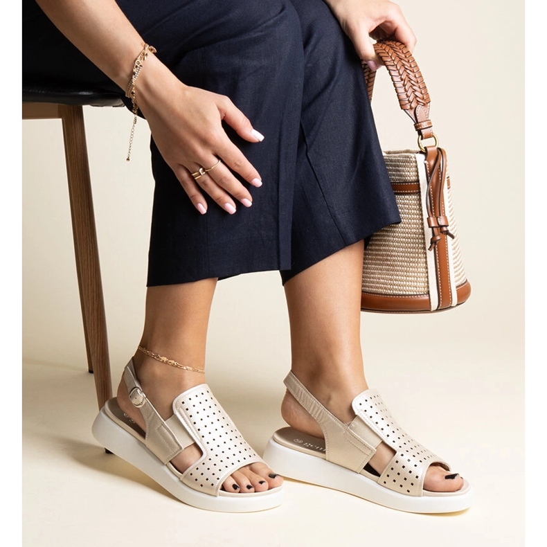 Imogne kultaiset sandaalit, joissa harjakattoinen päällinen kultainen 1