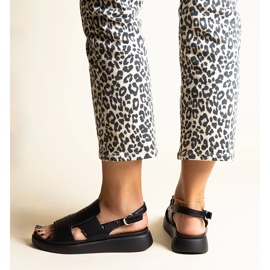 Mustat sandaalit, joissa harjakattoinen päällinen Imgne 1