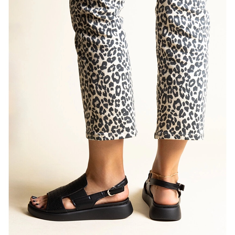 Mustat sandaalit, joissa harjakattoinen päällinen Imgne 1