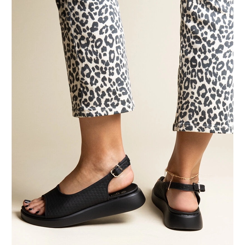 Mustat sandaalit paksulla Hamond-pohjalla 1