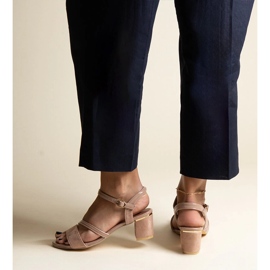 Tumman beige-sandaalit, joissa on yhdistelmä Hambly-materiaaleja 2