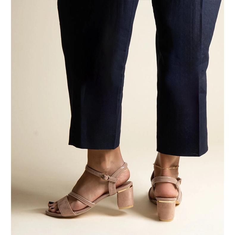 Tumman beige-sandaalit, joissa on yhdistelmä Hambly-materiaaleja 2