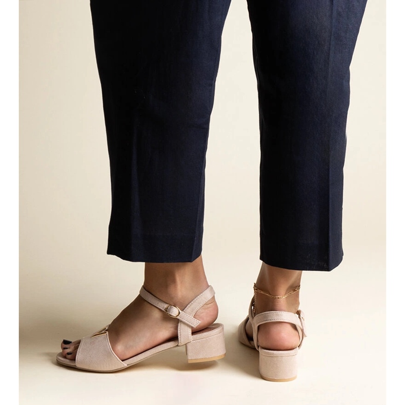 Beiget matalakorkoiset sandaalit, joissa Horner-solki 1