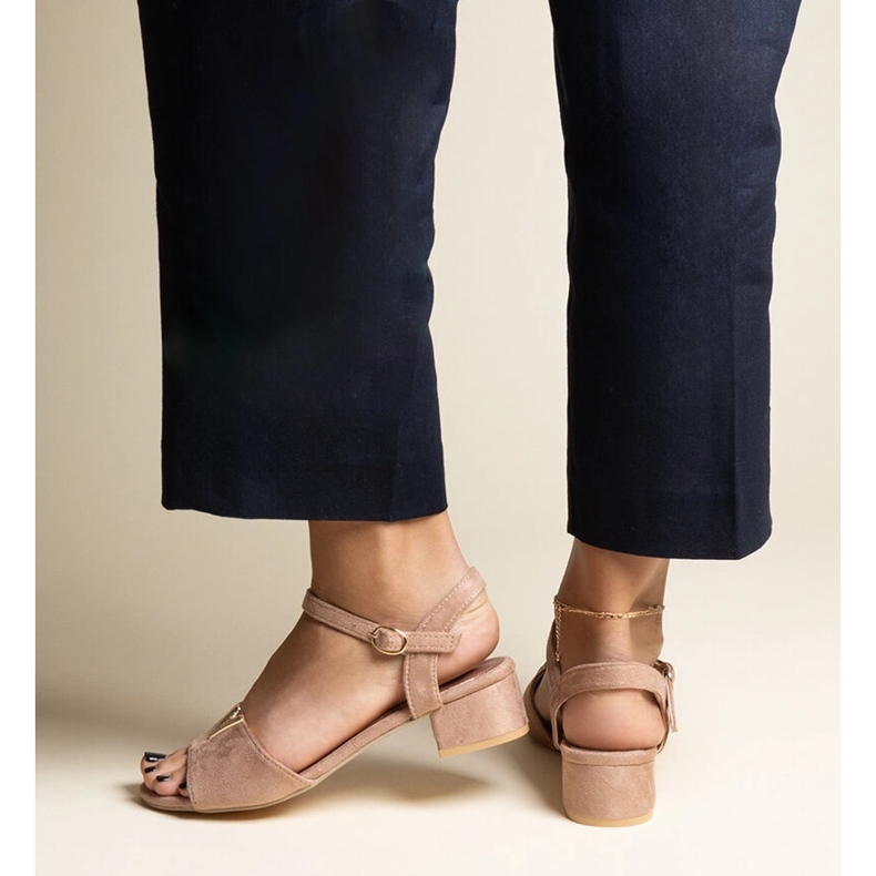 Tummanbeiget matalakorkoiset sandaalit, joissa Horner-solki 2