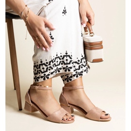 Tumman beigen klassiset Kinsela korkokengät sandaalit 1