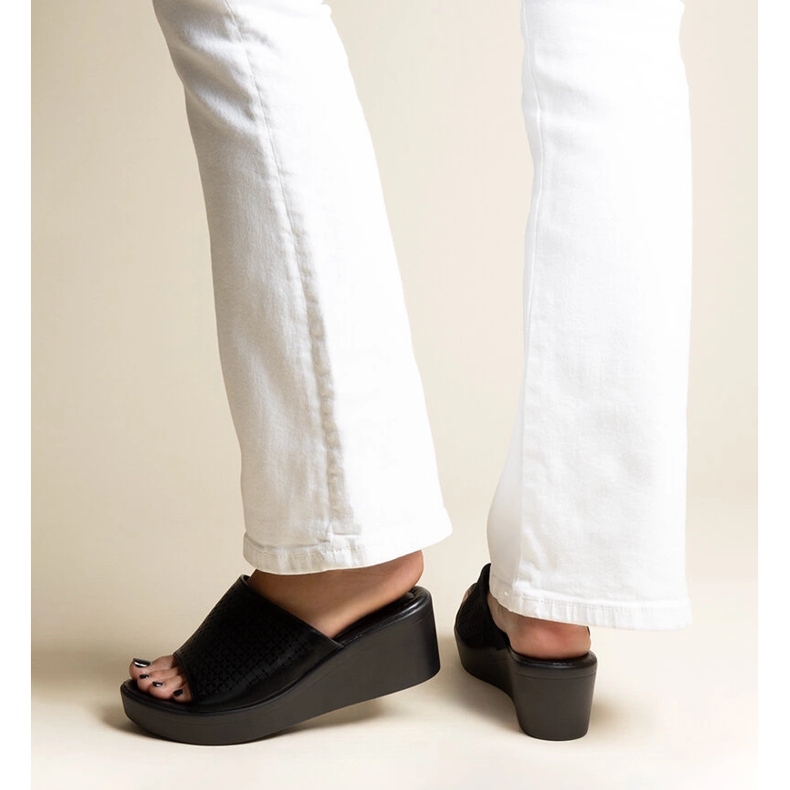 Mustat harjakattoiset kiilatossut Garvin ekonahkaa 1