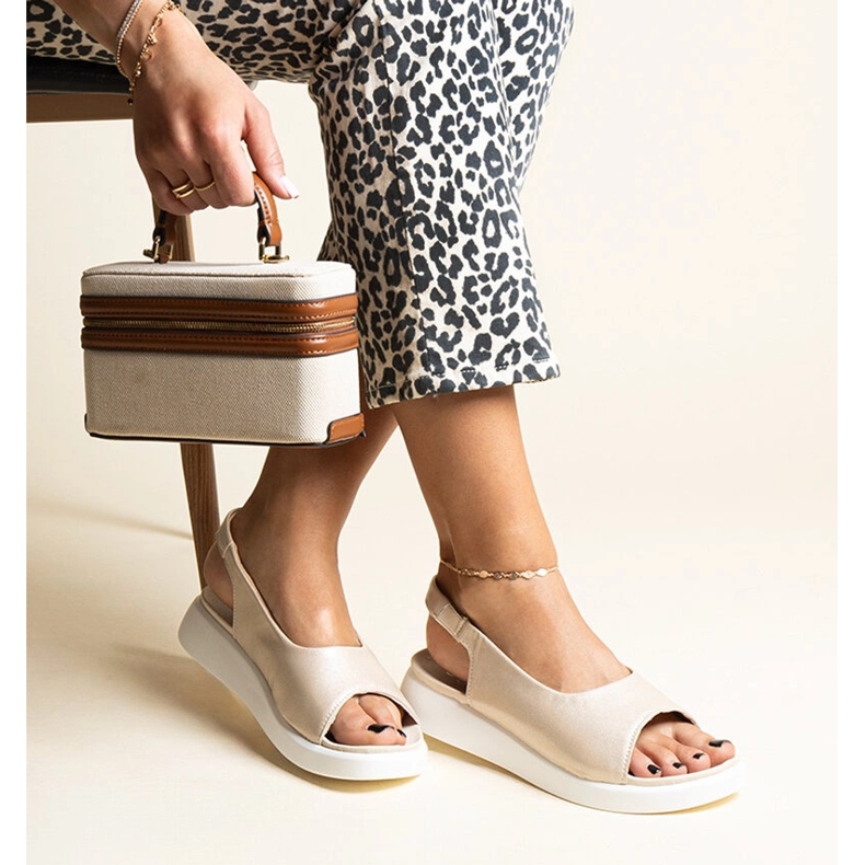 Kultaiset slip-on sandaalit Taylak-kiillolla kultainen 1