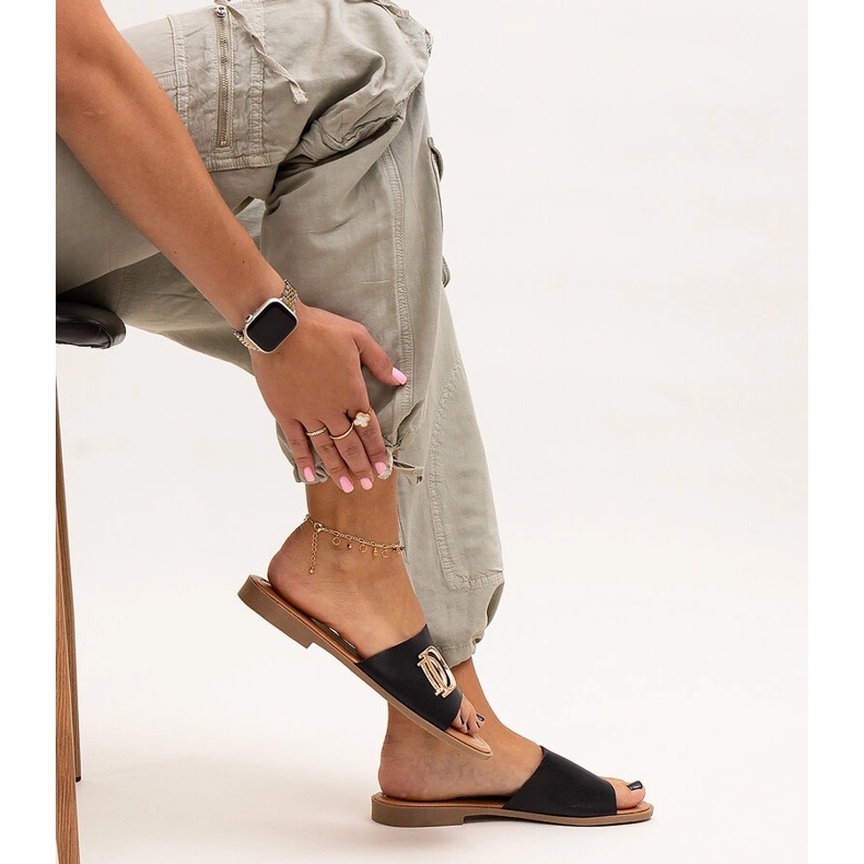 Mustat varvastossut Almeita-soljella 1