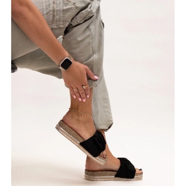 Mustat varvastossut massiivisella Peletra-pohjalla 1