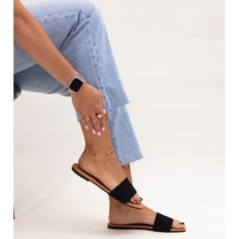 Mustaksi brodeeratut Marika-diat 1