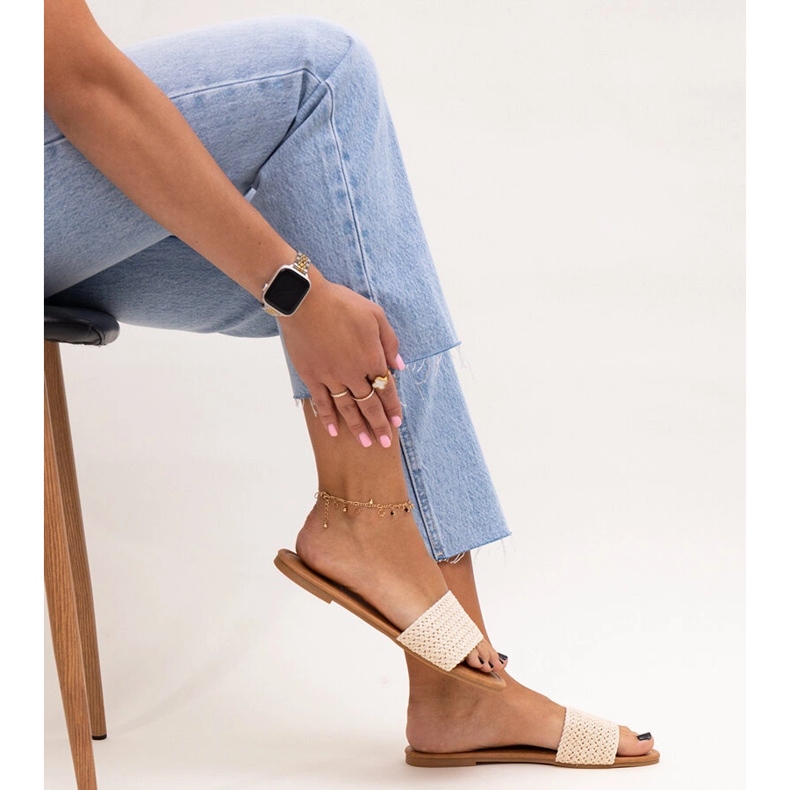 Vaaleanbeiget brodeeratut Marika-tossut 1