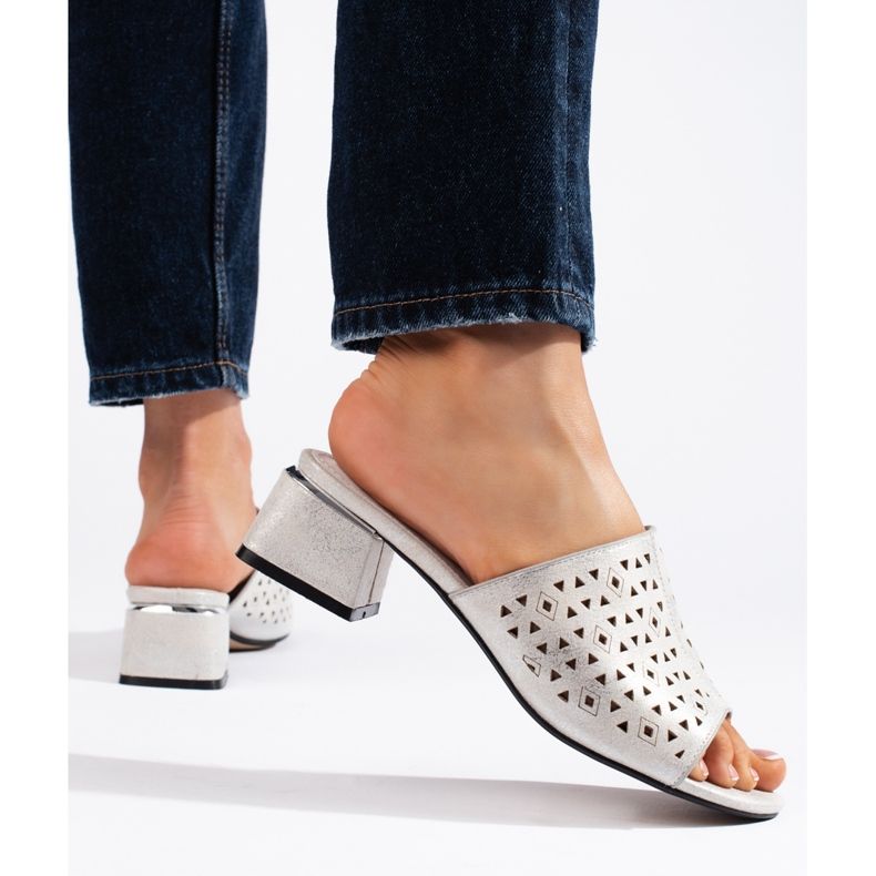 Harjatut hopeiset varvastossut matalalla korolla hopea 1