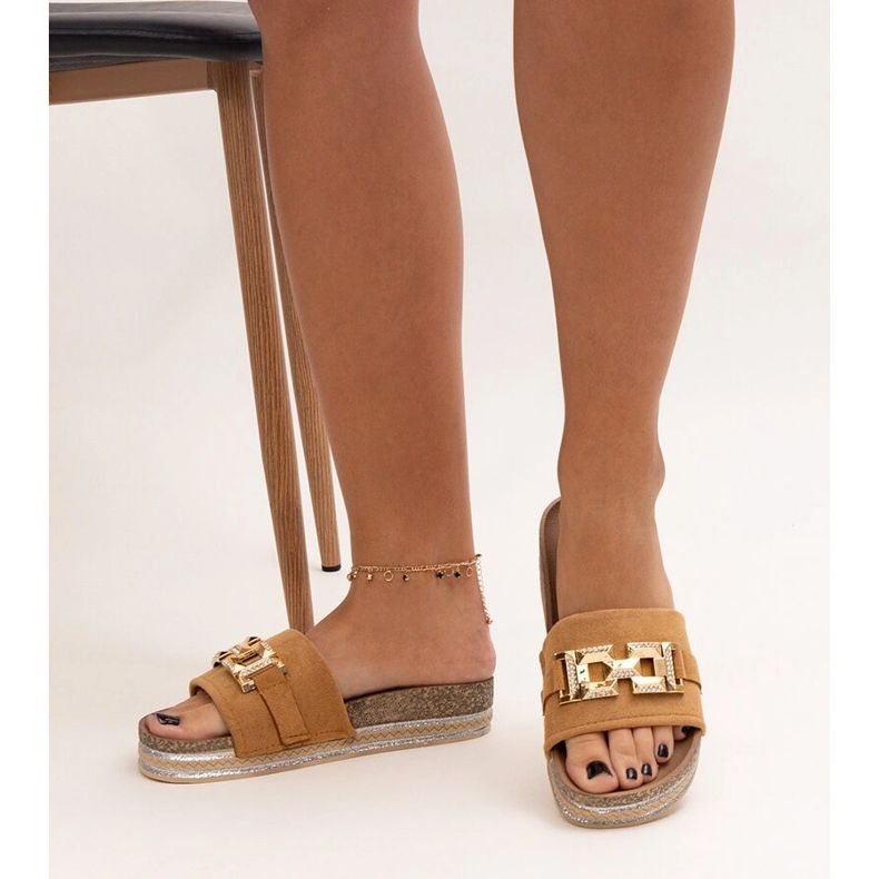 Ruskeat Niamhin varvastossut kiiltävällä soljella 1