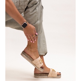 Niamhin beigenväriset varvastossut kiiltävällä soljella 1