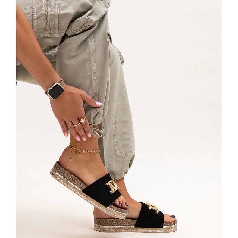 Niamhin mustat varvastossut kiiltävällä soljella 1