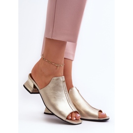 Tyylikkäät naisten varvastossut, jotka on valmistettu luonnollisesta nahasta, matalakorkoiset Maciejka 06360-25 kultaa kultainen 2