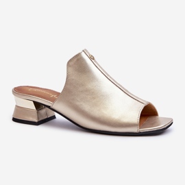 Tyylikkäät naisten varvastossut, jotka on valmistettu luonnollisesta nahasta, matalakorkoiset Maciejka 06360-25 kultaa kultainen 1