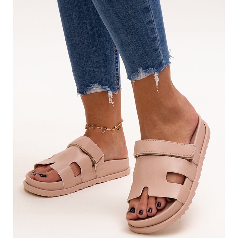 Kassiksen beigenväriset tarranauhalliset varvastossut 1