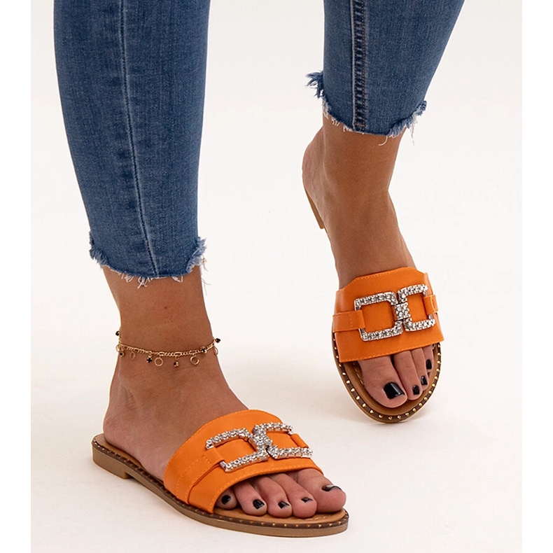 Rochaelan oranssit varvastossut koristesoljella 1