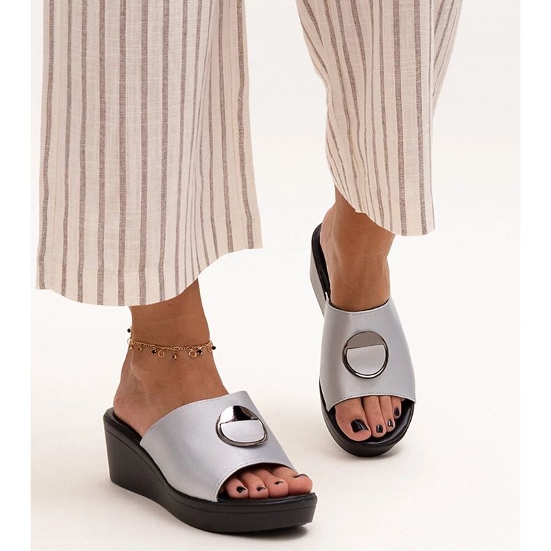 Hopeanväriset kiilamuulit, joissa Keirenh-solki 1