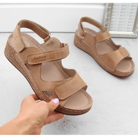 Mukavat naisten nahkaiset kiila sandaalit, beige Helios 138.07 1