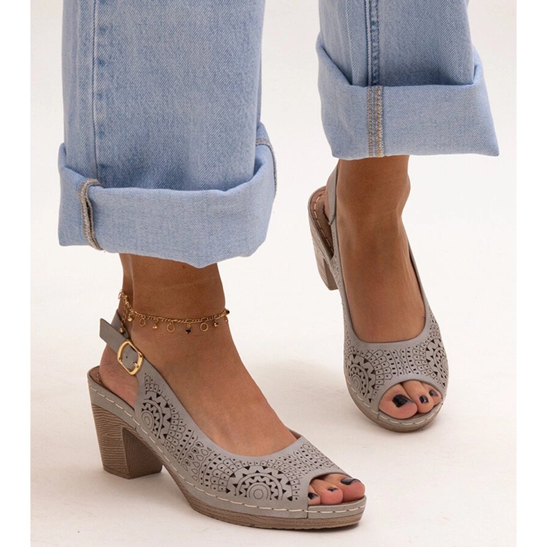 Evento Riessenin harmaat harjakattoiset korkeakorkoiset sandaalit 1