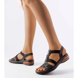 Evento Rossignolin mustat urheilusandaalit strassilla 1