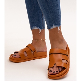 Ruskeat Kassisin tarranauhalliset varvastossut 1