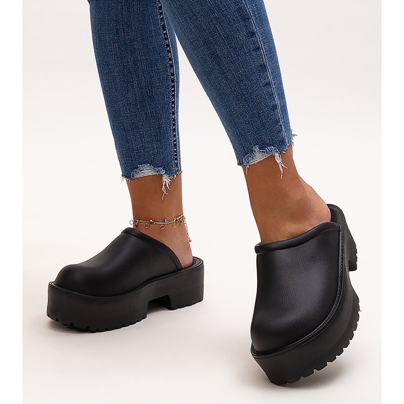 Mustat varvastossut massiivisella Huss-pohjalla 1