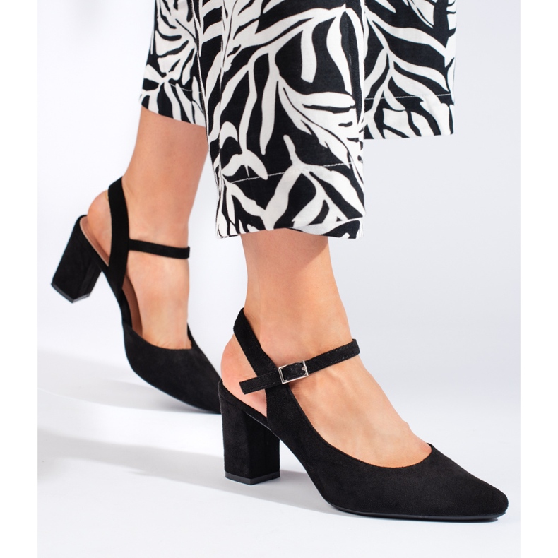 Tyylikkäät naisten mustat pumput Sergio Leonelta 1