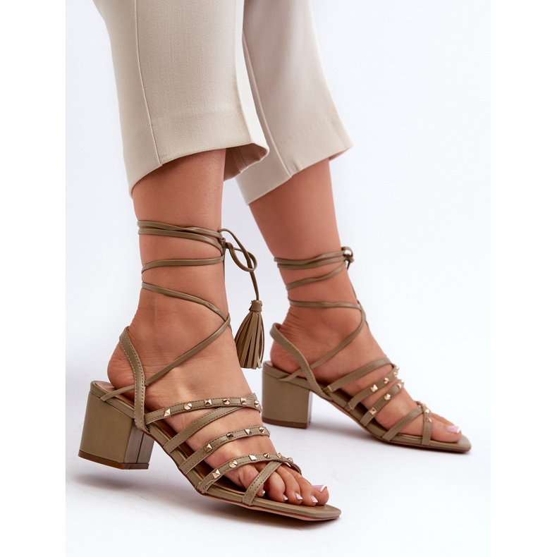 Solmitut matalakorkoiset sandaalit koristeltu nappeilla, vihreä Chrisele 1