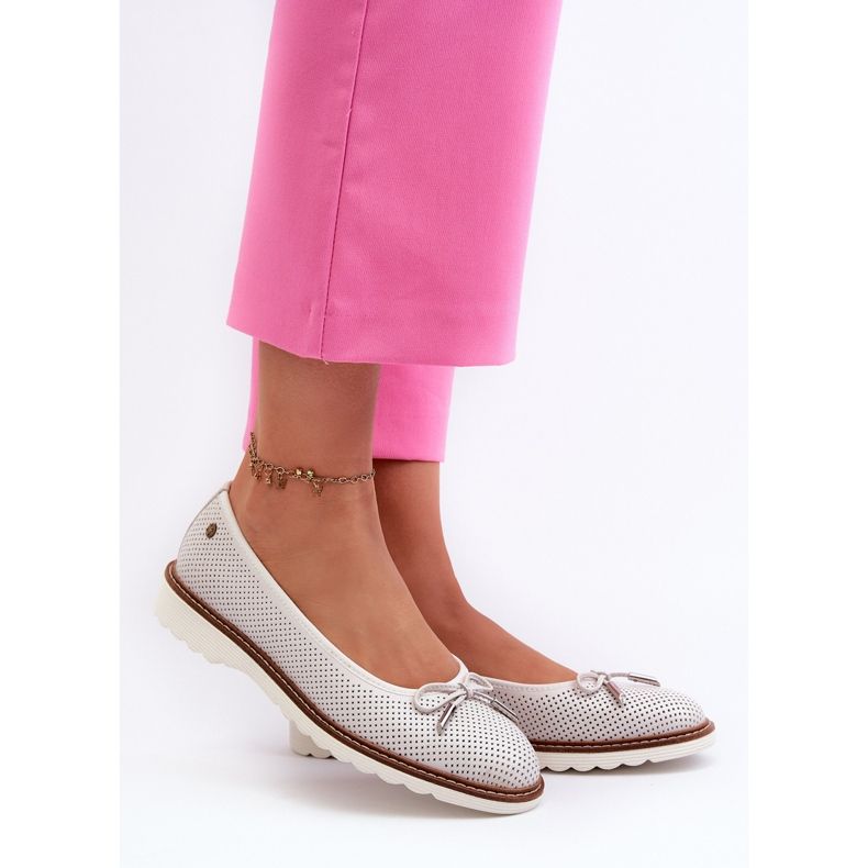 Naisten harjakattoiset balerinakengät luonnonnahasta Maciejka P6509-11 valkoinen 2