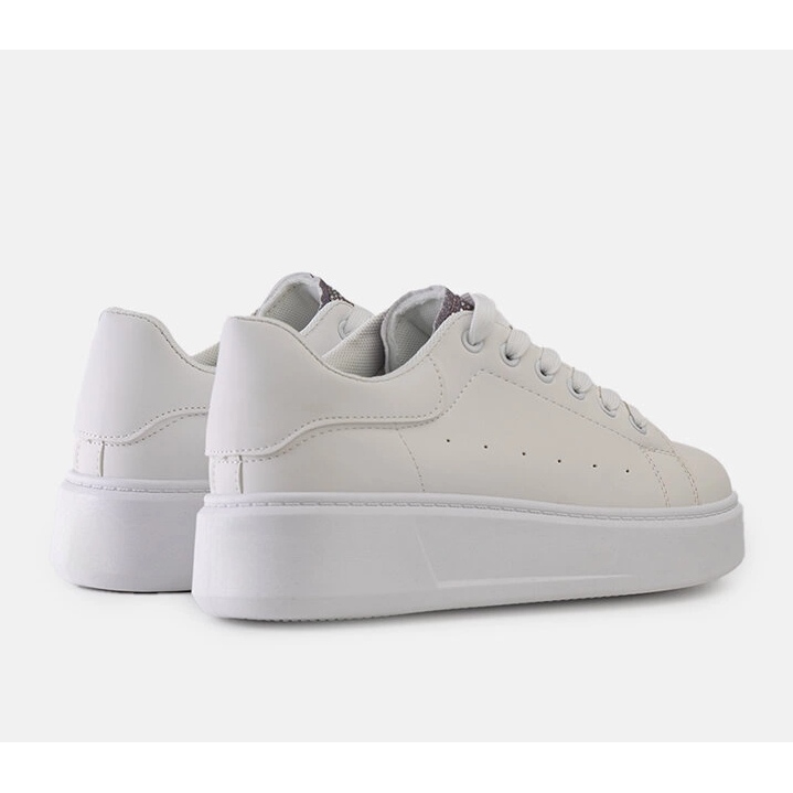 Valkoiset lenkkarit silmiinpistävällä Asmait-koristeella valkoinen 1