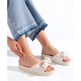 Beiget tossut rusetilla 1